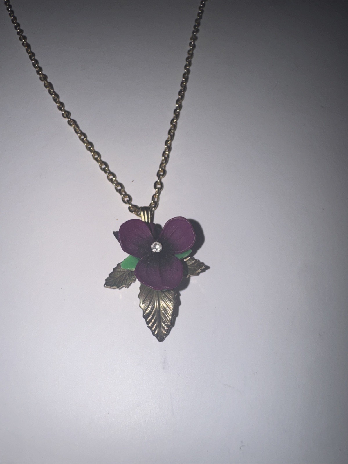 Vintage Purple Lucite Pansy/Violet Flower Necklace Pendant Gold Tone Chain 18”