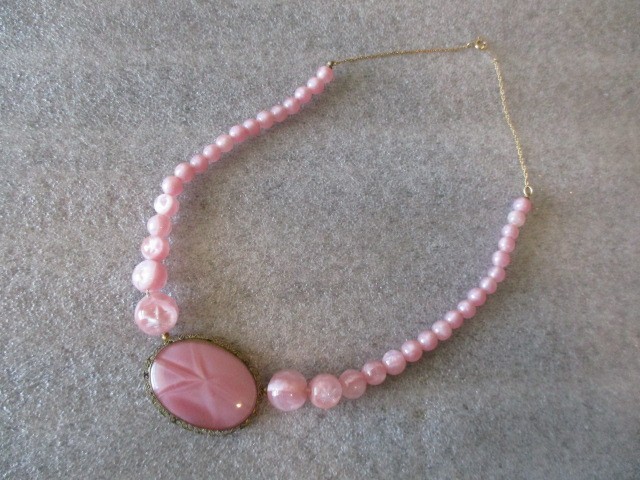 VINTAGE PINK GLASS 14K YELLOW GOLD BEAD CHOKER NECKLACE – 16.5″
