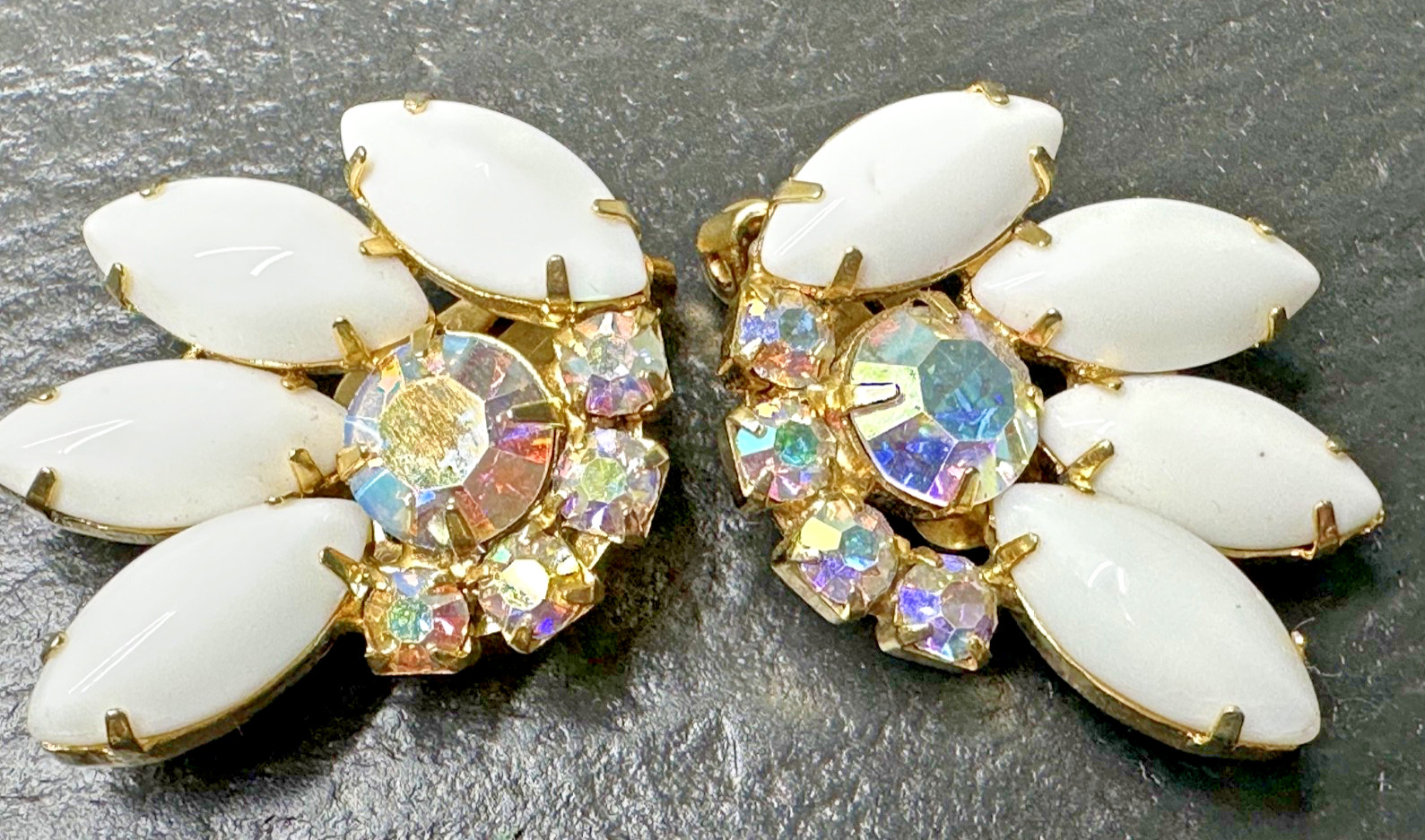 FIVE PAIR OF VINTAGE CLIP EARRINGS, DIFFERENT STYLES N12