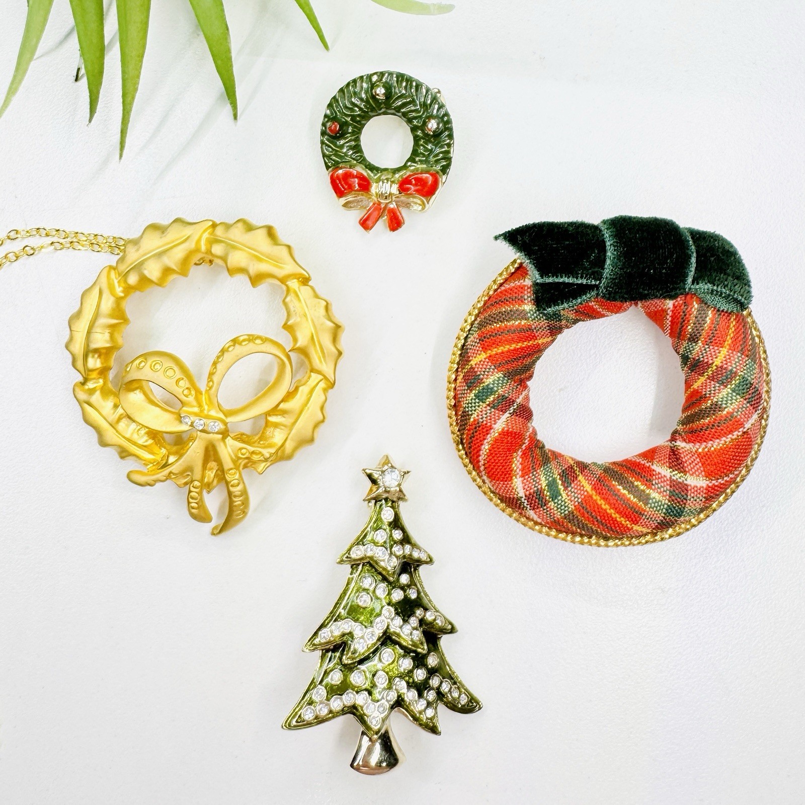 Vintage to Now Christmas Wreath and Tree Brooch/Necklace Lot – Avon, Monet