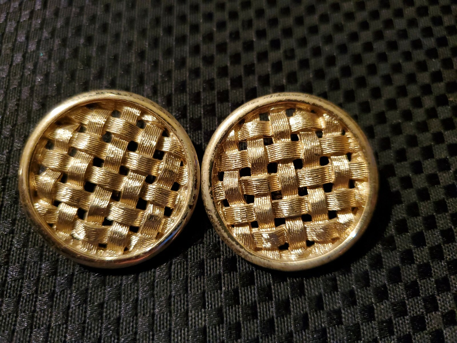 VINTAGE SARAH COVENTRY GOLD TONE WOVEN CLIP ON EARRINGS BUSINESS CASUAL 1″ ROUND