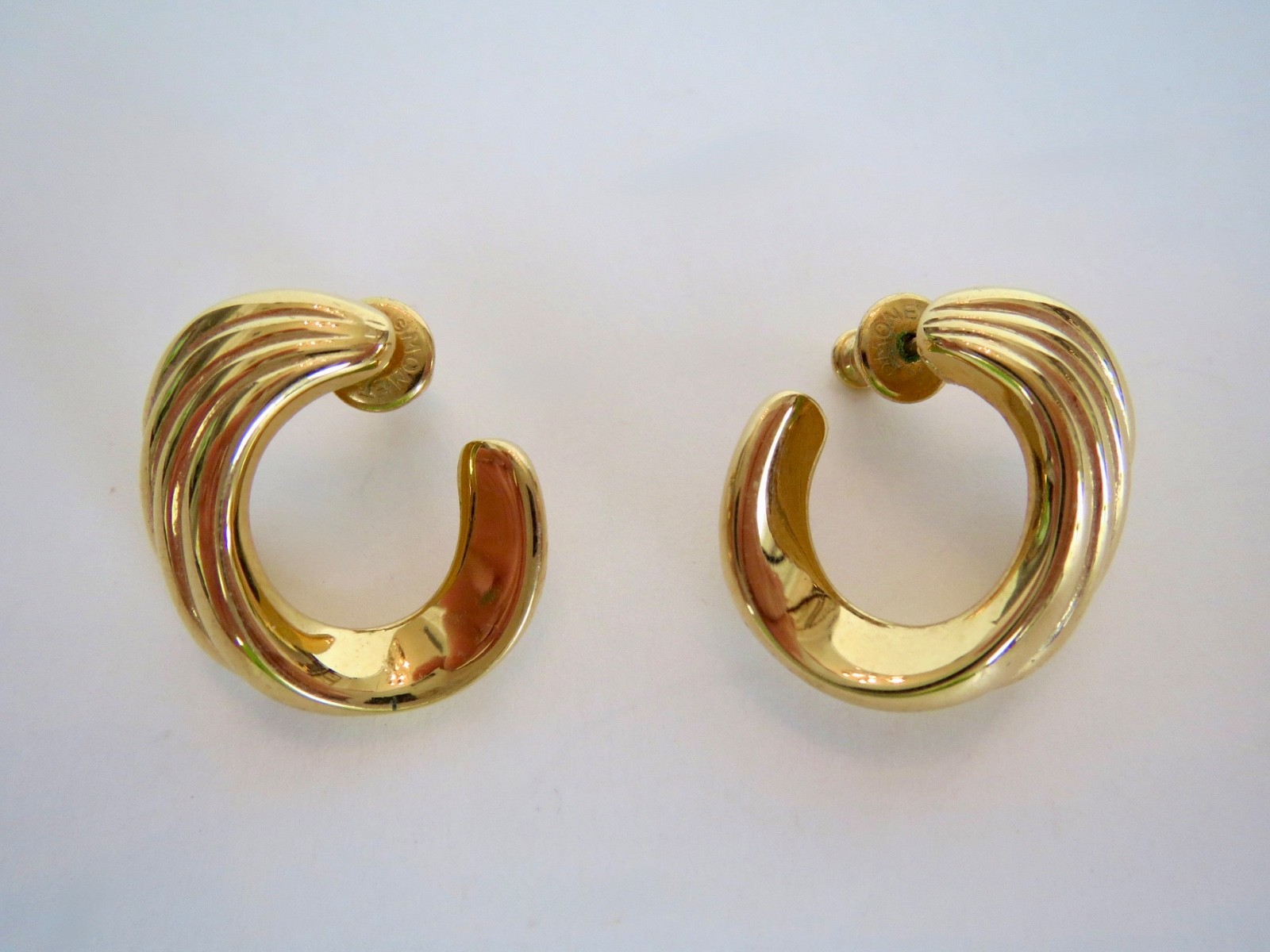 MONET Signed Yellow Gold Tone Swirl Design Stud EARRINGS 7/8″ by 7/8″