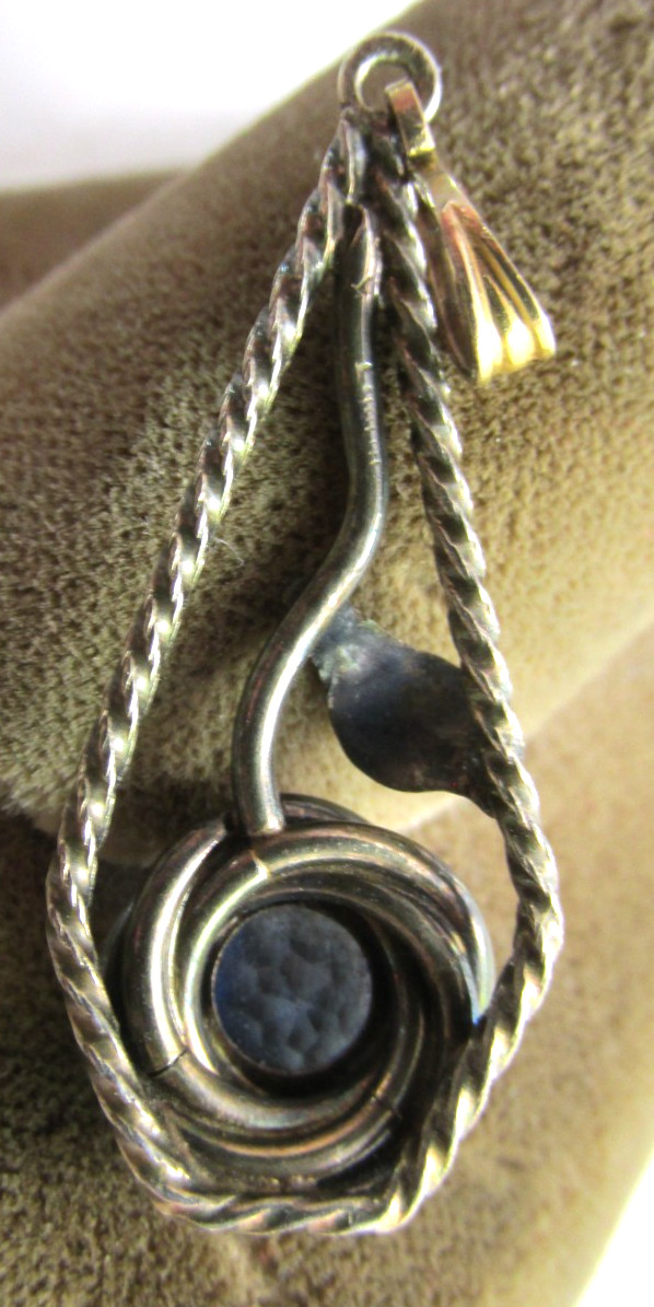 Vintage Well Made Sterling Silver Blue Stone Twisted Wire Petal Pendant Jewelry
