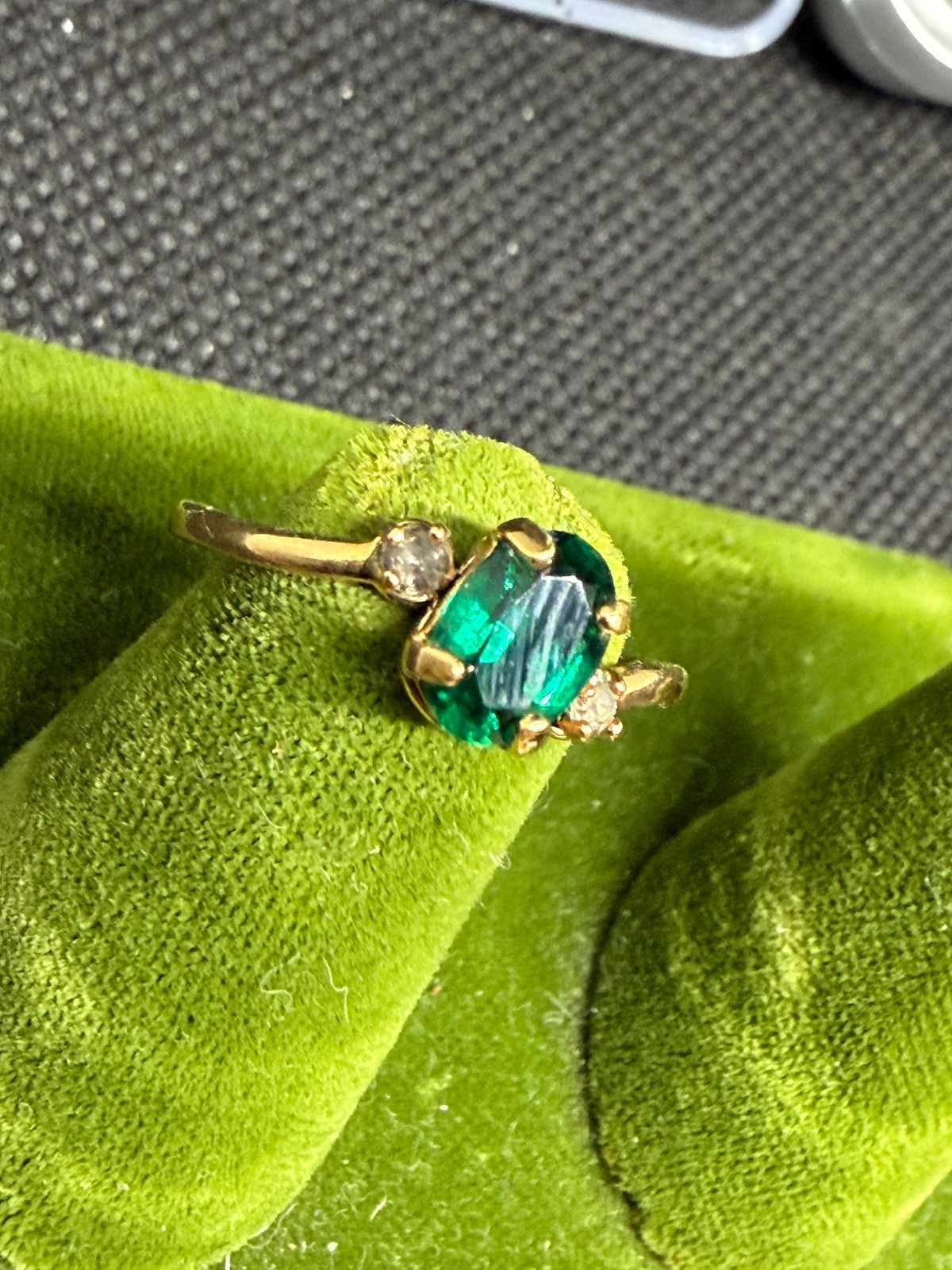 Vintage Simulated Emerald Stamped 18k HGE Ring Size 7 May Birth Stone Green