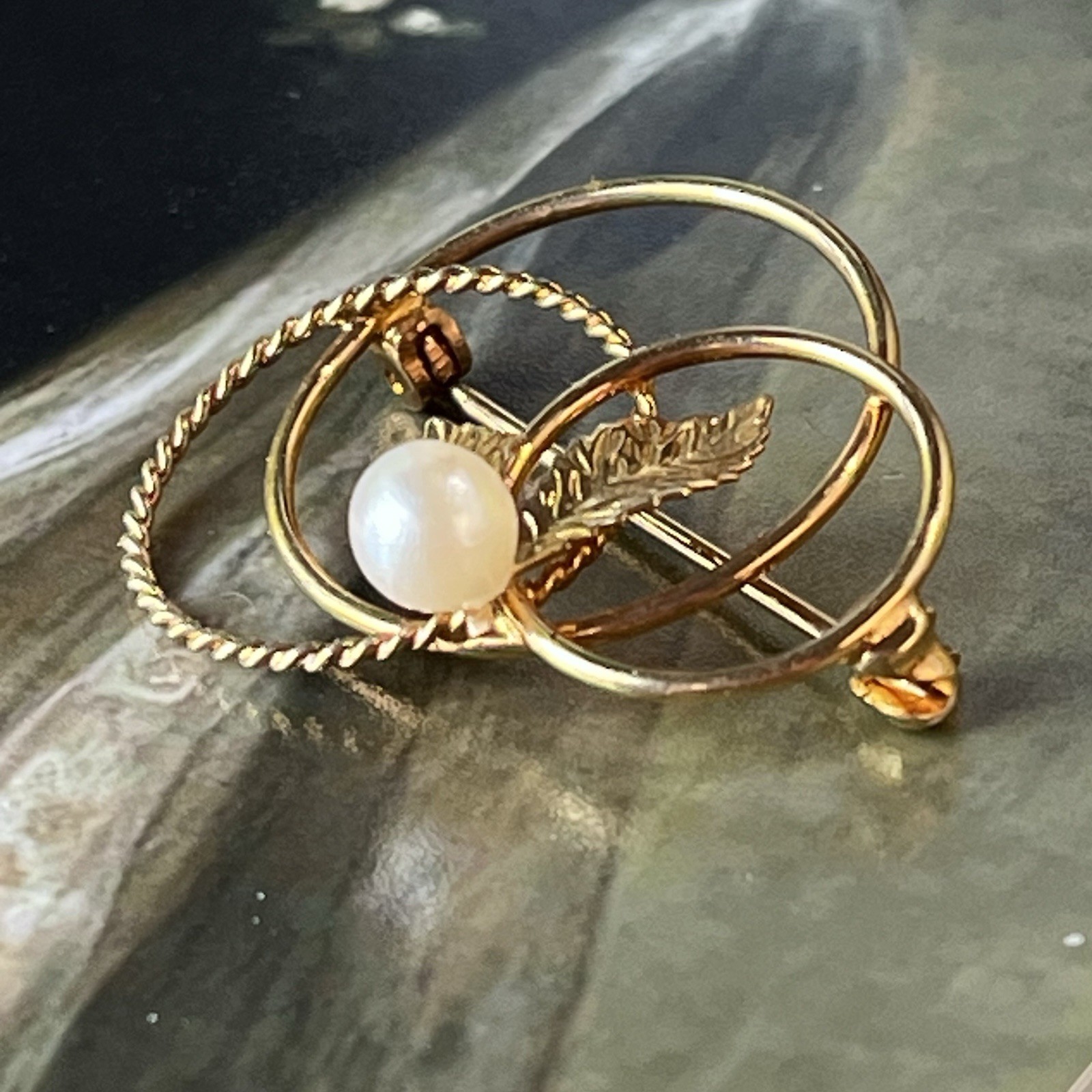 Vintage Gold Plated Faux Pearl Leaf Circle Brooch – 1” – c1950s-1960s – Feminine