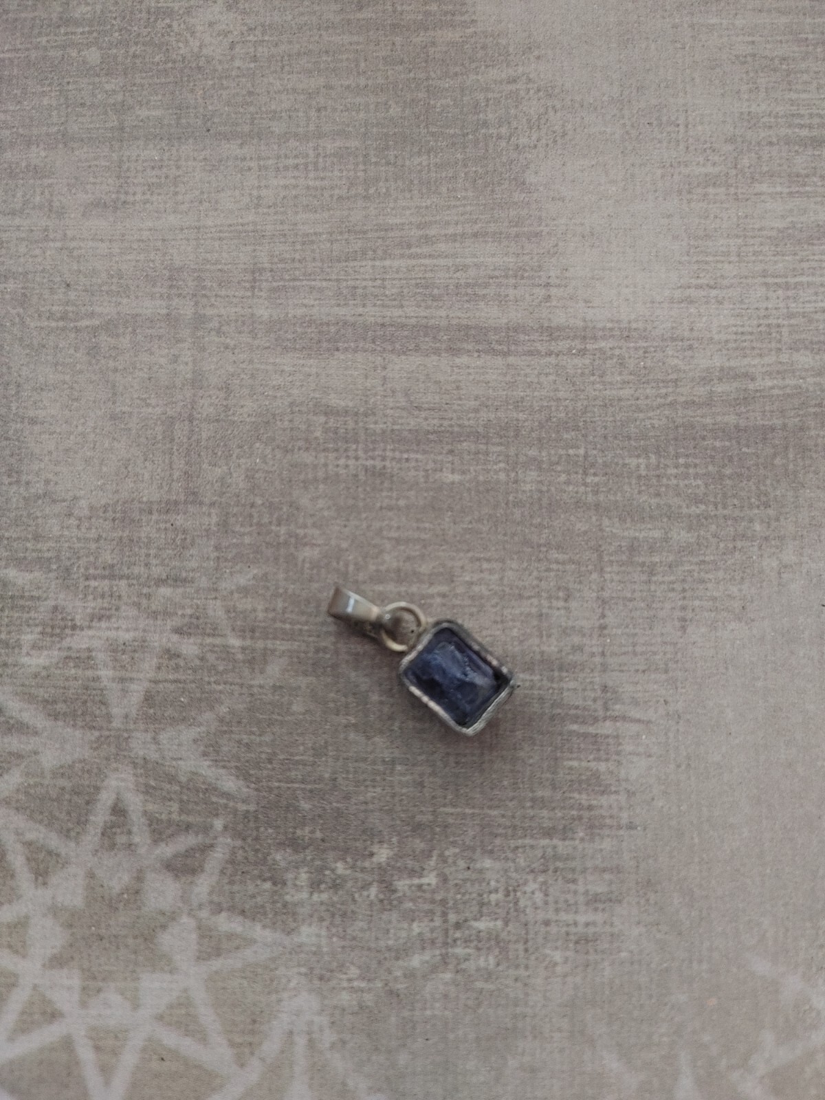 Vintage pendant sterling silver natural blue Iolite gemstone prong set 1.6g