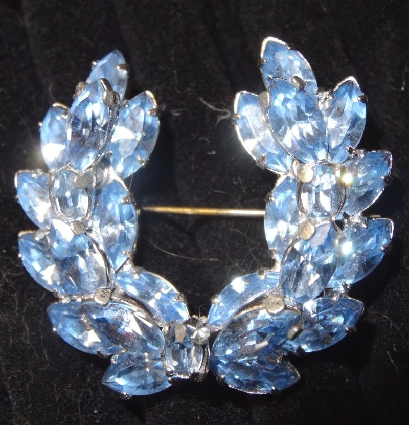 MARVELOUS VINTAGE BLUE RHINESTONE PIN 1-1/2″ ACROSS NICE CONDITION.