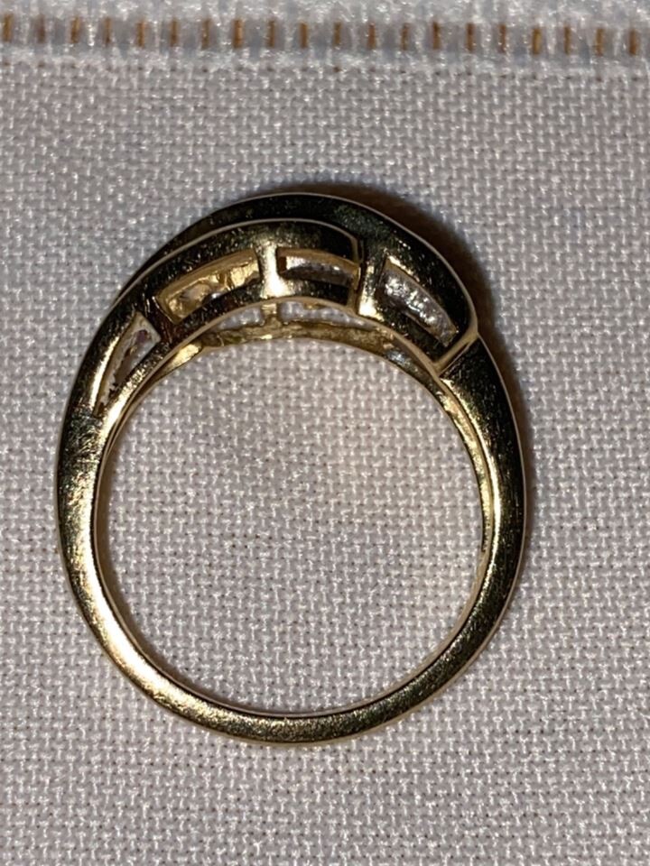 Vintage 14k yellow gold ring size 7 diamond ruby and sapphire very pretty