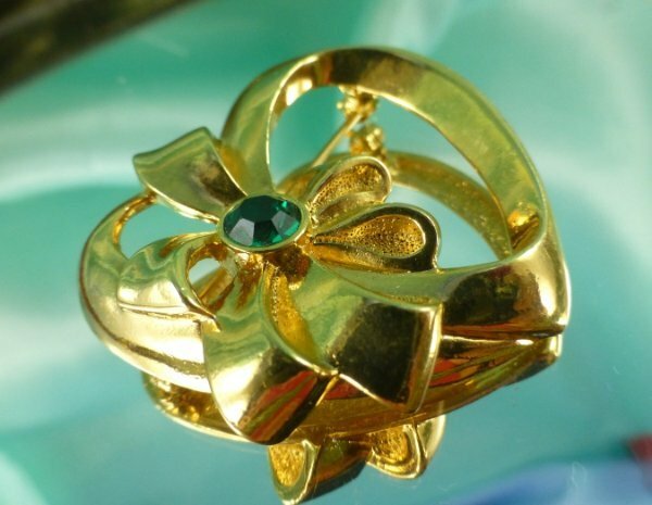 AVON Birthstone Heart Pin Brooch Bow Emerald Green Stone MAY