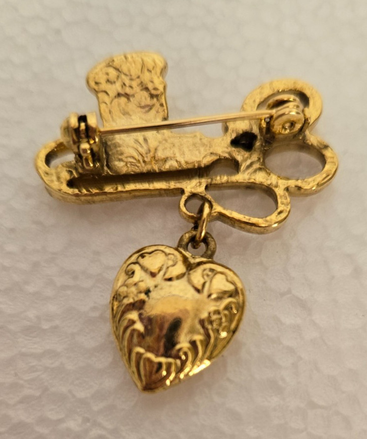 SEWING PIN WITH SCISSORS & THREAD ~ GOLD TONE ~ 1 1/2 INCH