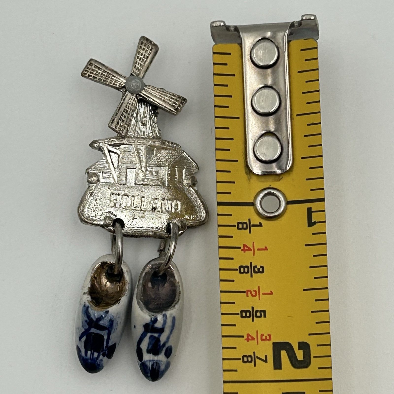 VINTAGE WINDMILL & DANGLING DELFT BLUE DESIGN WOODEN SHOES PEWTER TONE BROOCH