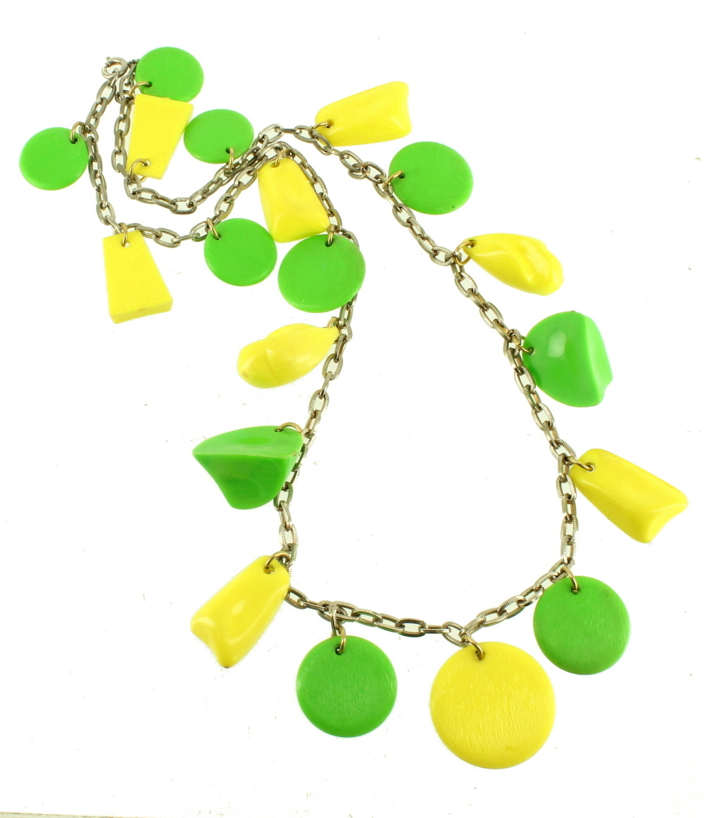 VINTAGE DISC LOZENGE CHARTREUSE YELLOW DROP DANGLE LUCITE NECKLACE 22.5″ NAPIER?