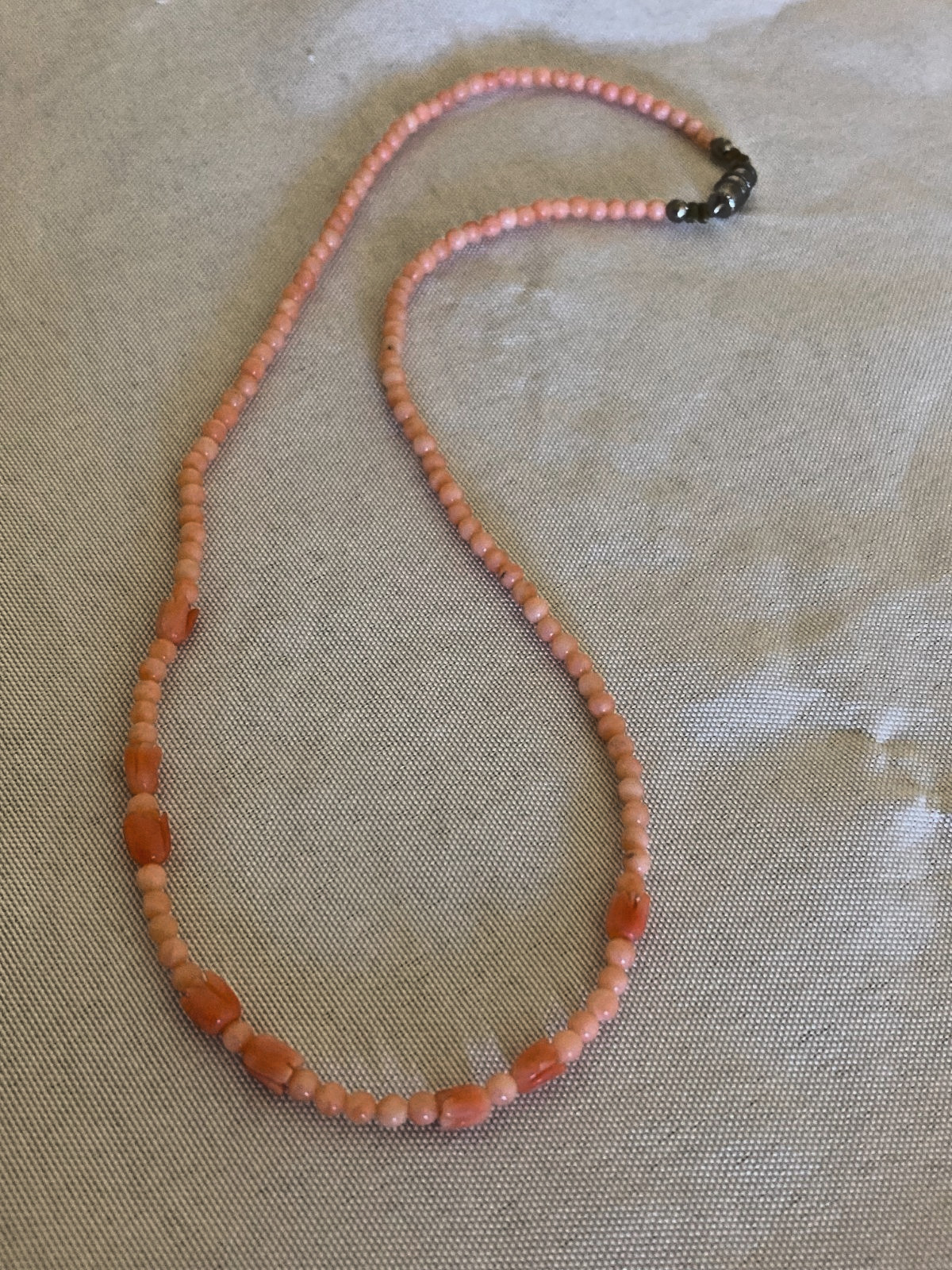 Vintage Natural Pink Coral Bead Necklace with Carved Tulip Accents – 17″