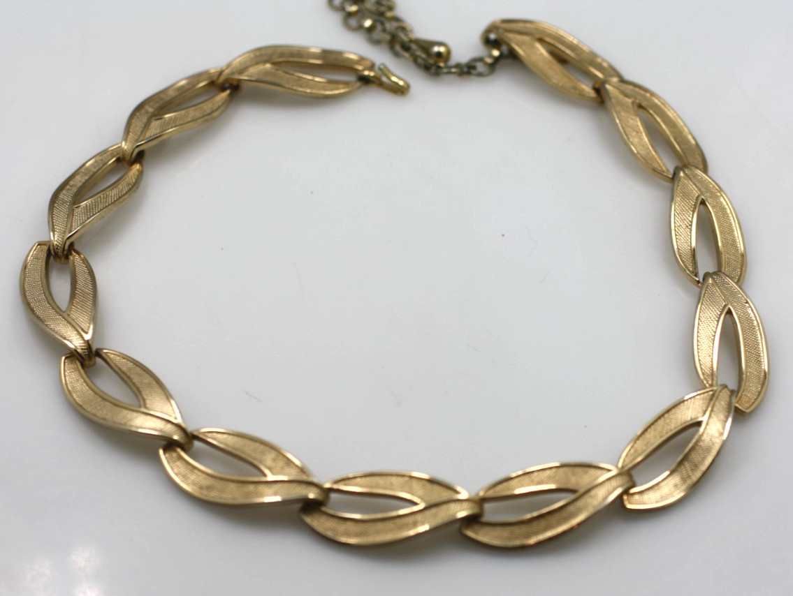 Vintage gold tone textured large oval links signed Monet necklace 15-17″