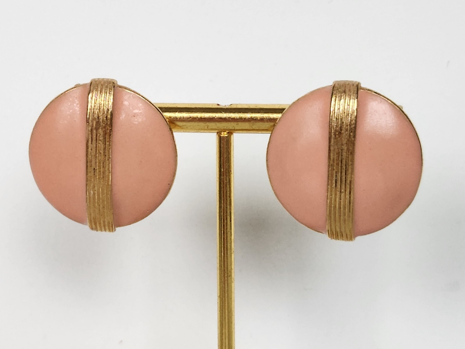 Vintage Salmon Color Round Enamel Earrings w Gold Tone Vertical Grooved Lines 1″