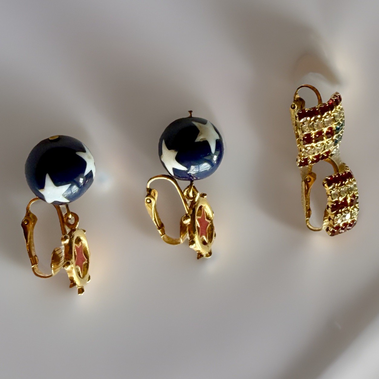 Vtg Avon Star Spangled Banner Dangle & Rhinestone Flag Clip On Earrings 3, 4g