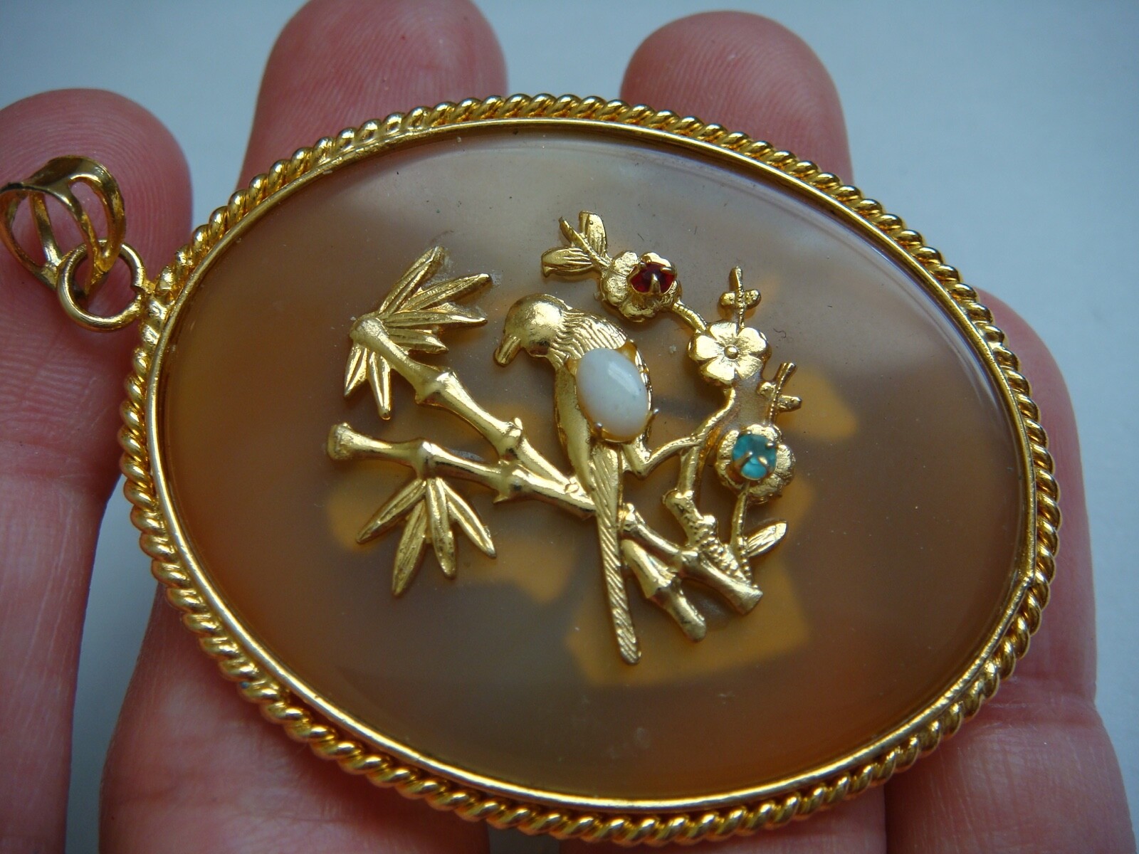 VINTAGE GOLD TONE OVAL CHINESE SYMBOL PENDANT BIRD BAMBOO FAUX OPAL EMERALD RUBY
