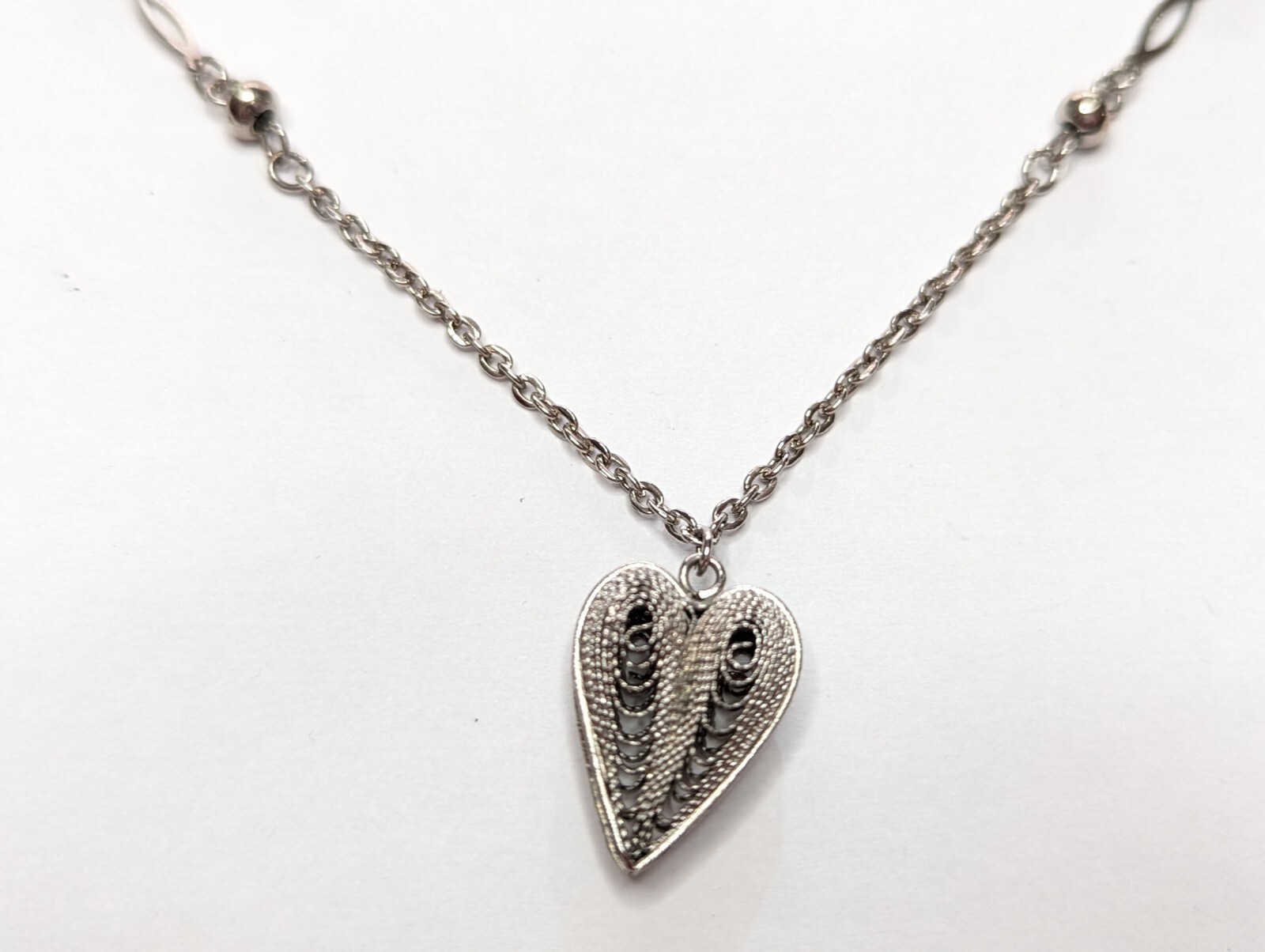 Vintage Silver Tone Openwork Filigree Heart Pendant Station Necklace 17″ Long
