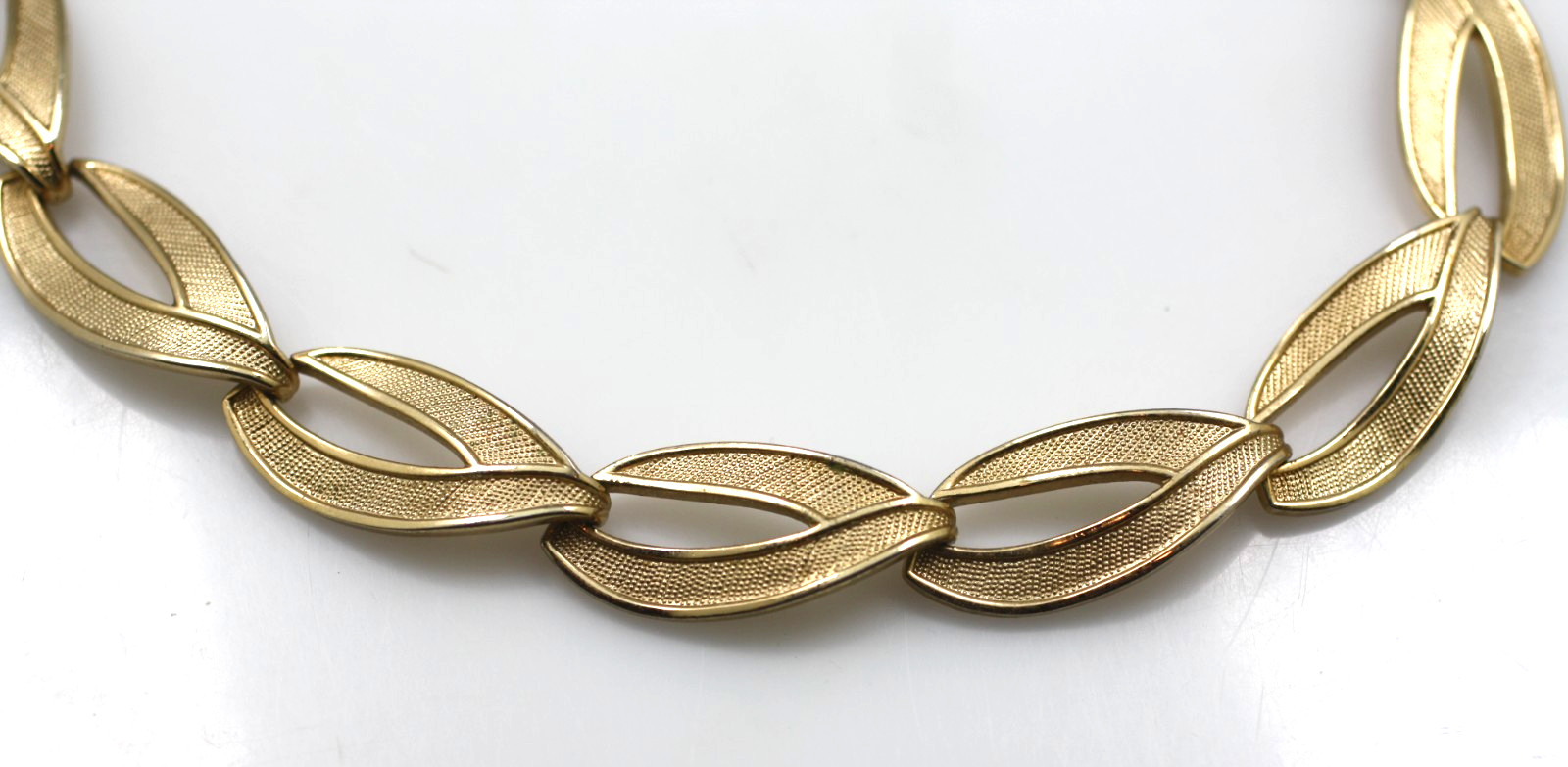 Vintage gold tone textured large oval links signed Monet necklace 15-17″