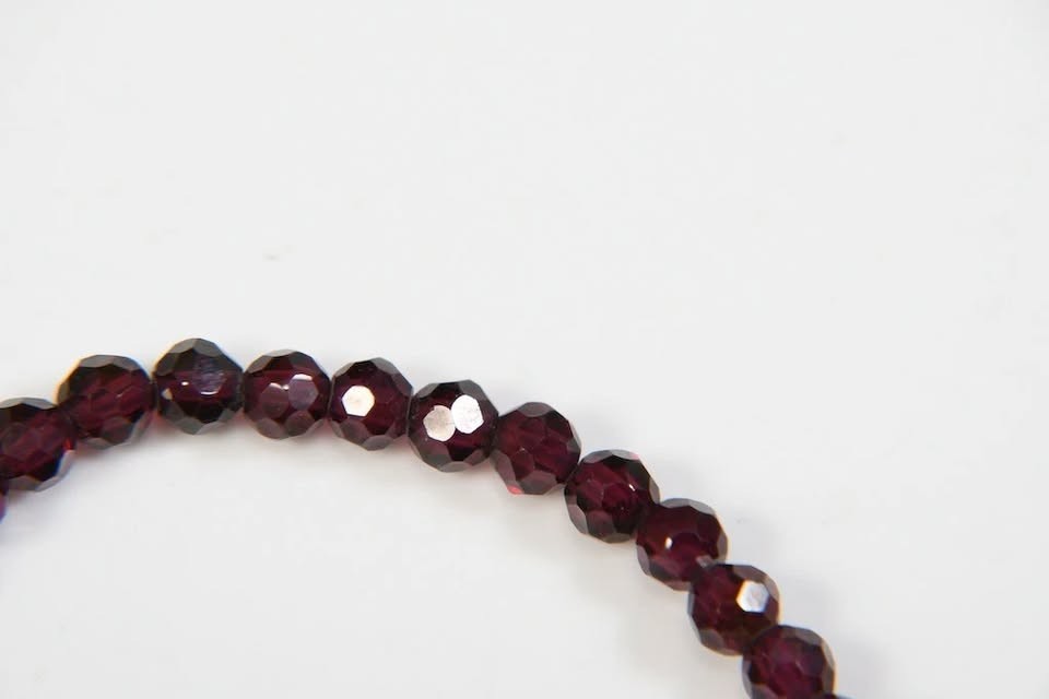 Garnet necklace with gold-plated 925 silver clasps. L -45 cm