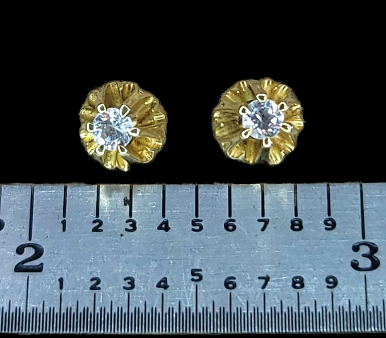 Vintage Handmade 18K Yellow Gold VS2 I 0.35 CTW Diamond Buttercup Stud Earrings