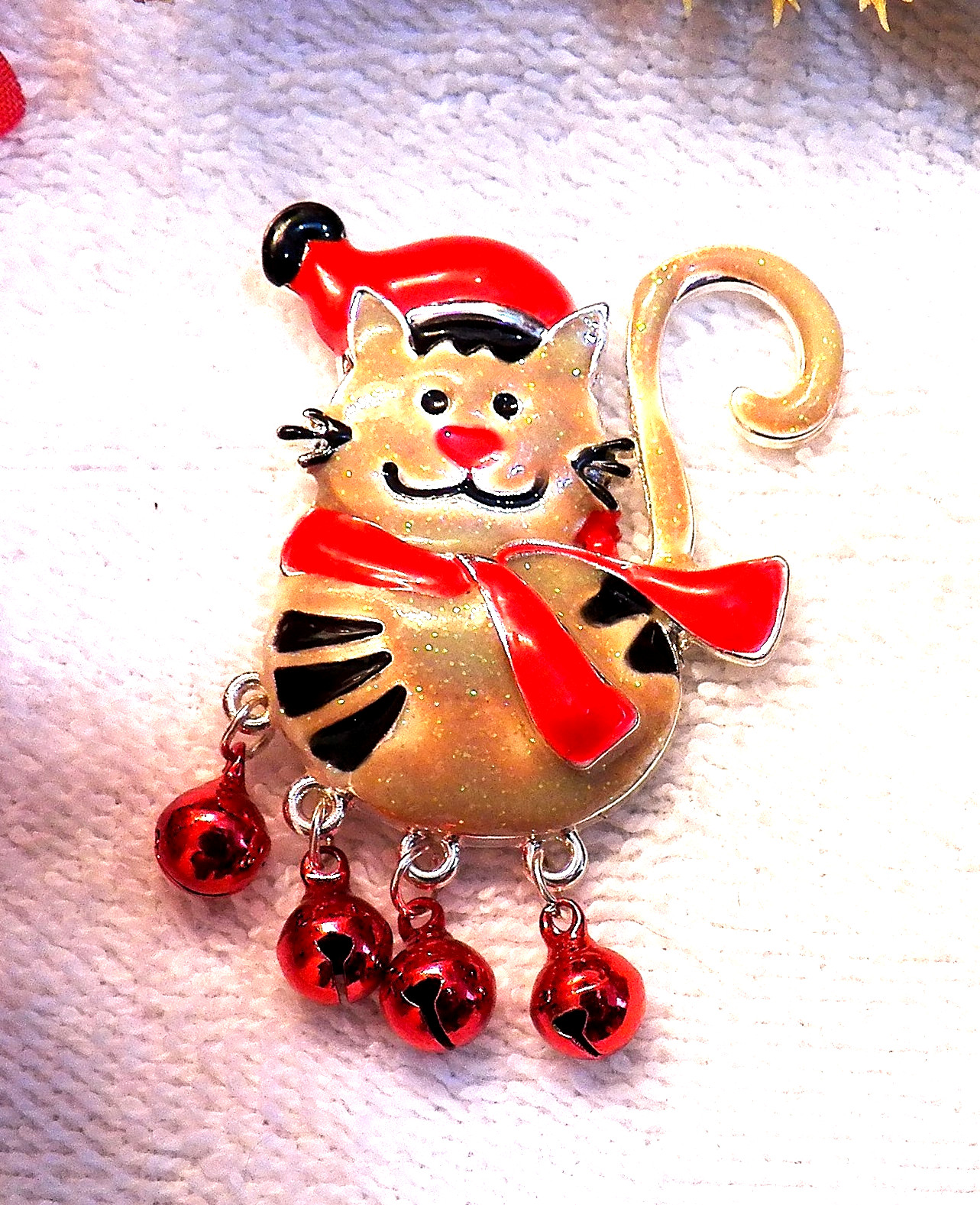 CLASSIC CHRISTMAS KITTY PIN BROOCH CAT FELINE MOVING BELLS RED HAT SILVER TO X25
