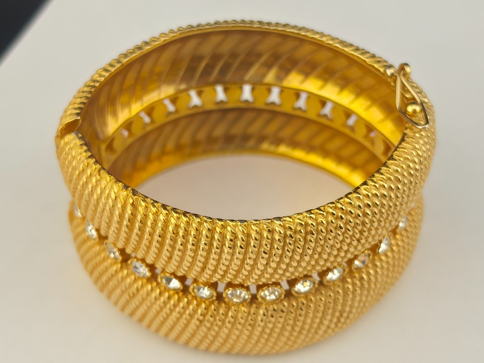 Vintage Chunky Castlecliff White Rhinestone Crystal Hinged Bangle 7″ Bracelet