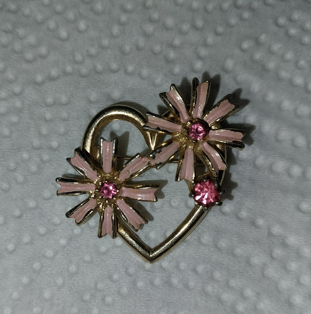 VINTAGE HEART SHAPED BROOCH WITH PINK ENAMEL FLOWERS AND PINK RHINESTONES