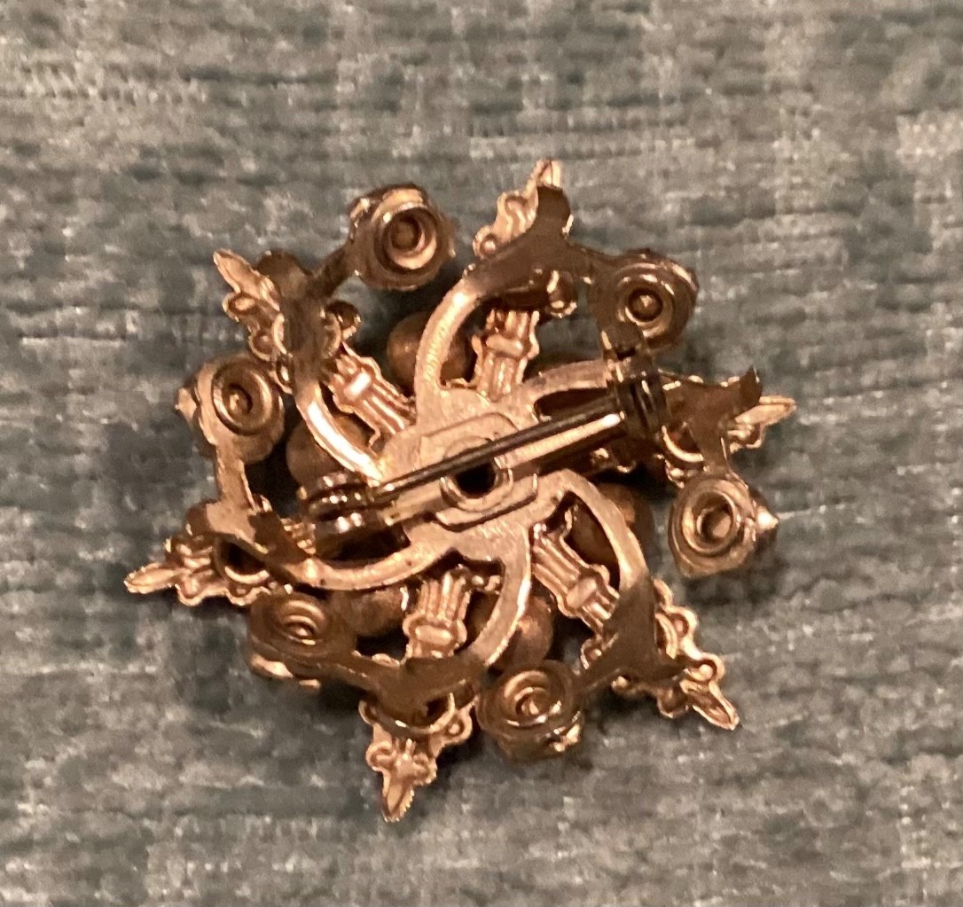 vintage gold-tone, prong-set red rhinestone flower or starburst brooch exc