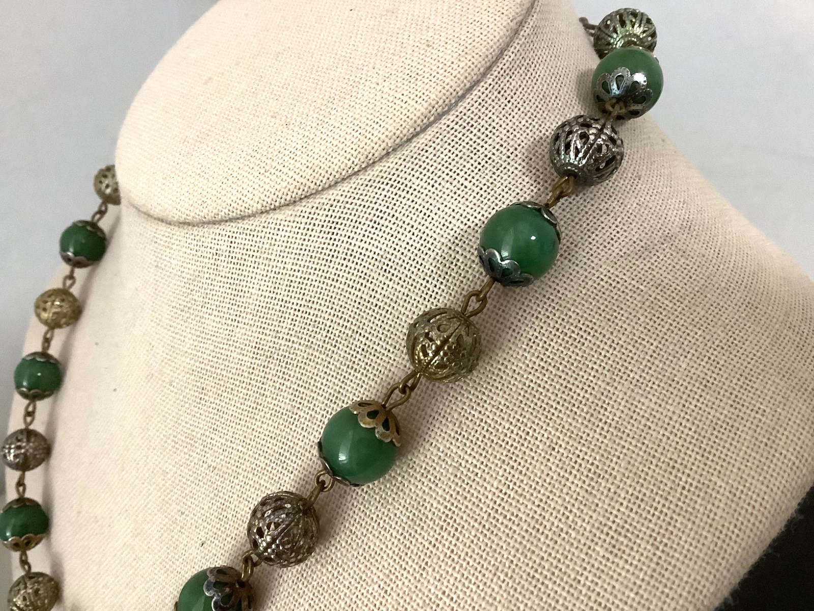 Vintage Art Deco vivid green Jade station beaded necklace 18″