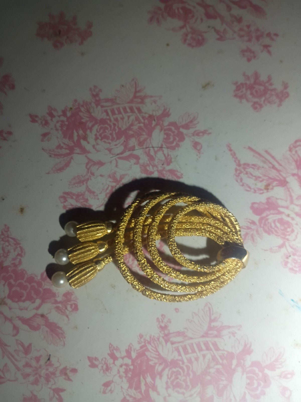 Rare Vintage Ivory and Gold Mesh Western Brooch With Faux Pearls. Circa 1940’s