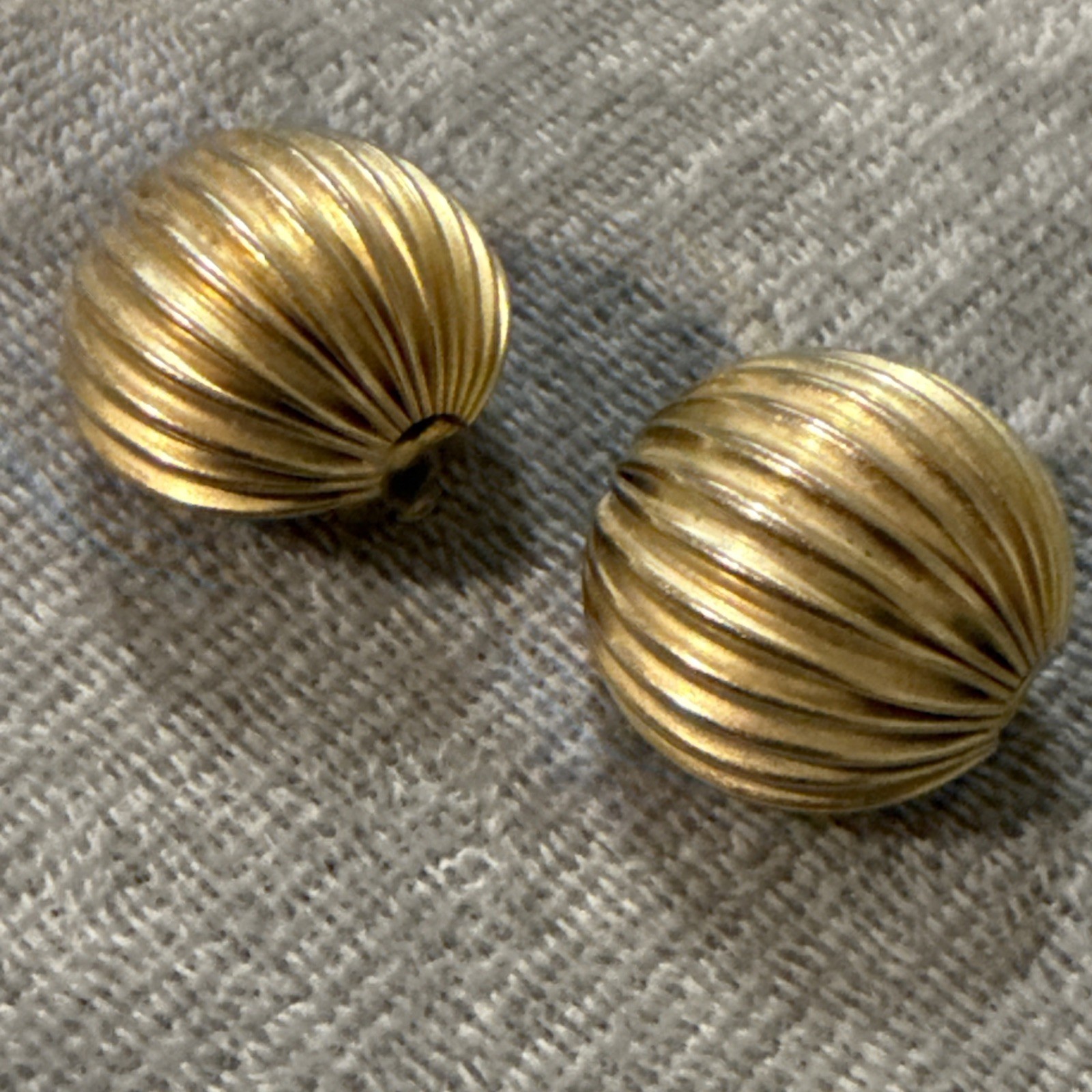 VTG GAY BOYER GOLD 1” LARGE ROUND DOME STATEMENT Ribbed CLIP EARRINGS Rare