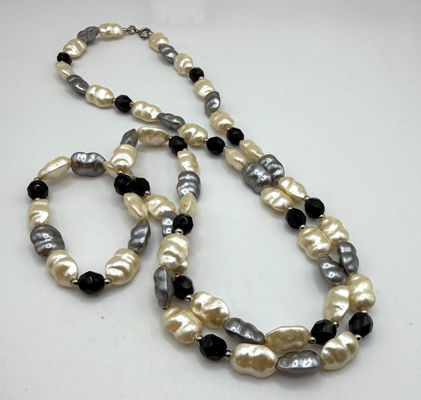 vintage faux pearl black gray and white beaded long necklace 30 inch