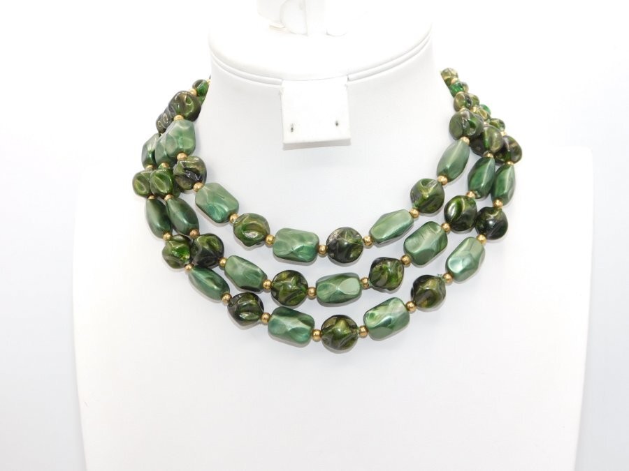 J980-VINTAGE NECKLACE~DARK GREEN/GOLD TONE~MULTI STRAND~14″-16.5″