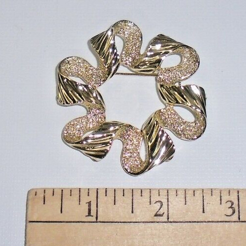 Vintage Sarah Coventry Gold Tone 2.5″ Textured Swirl Ribbon Brooch Pin