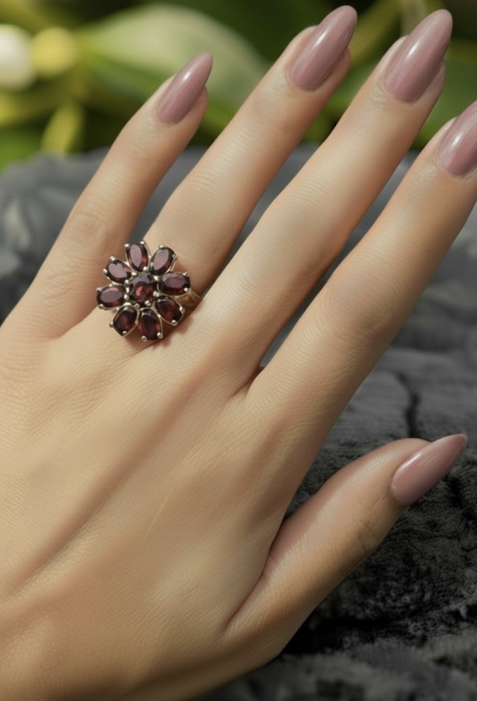 Vintage 925 Sterling Silver Red Garnet Flower Ring Size 7