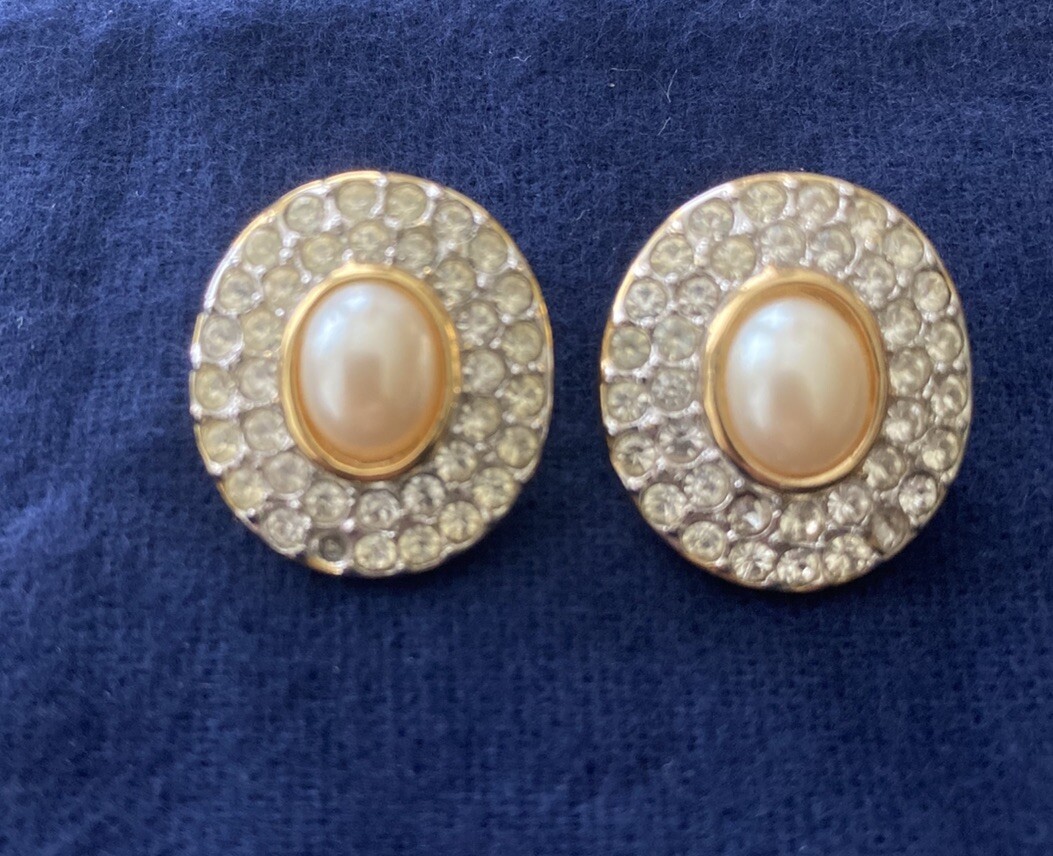 Vintage Jewelry Lot gold tone Brooch, Clip on style Earrings and Necklace – read