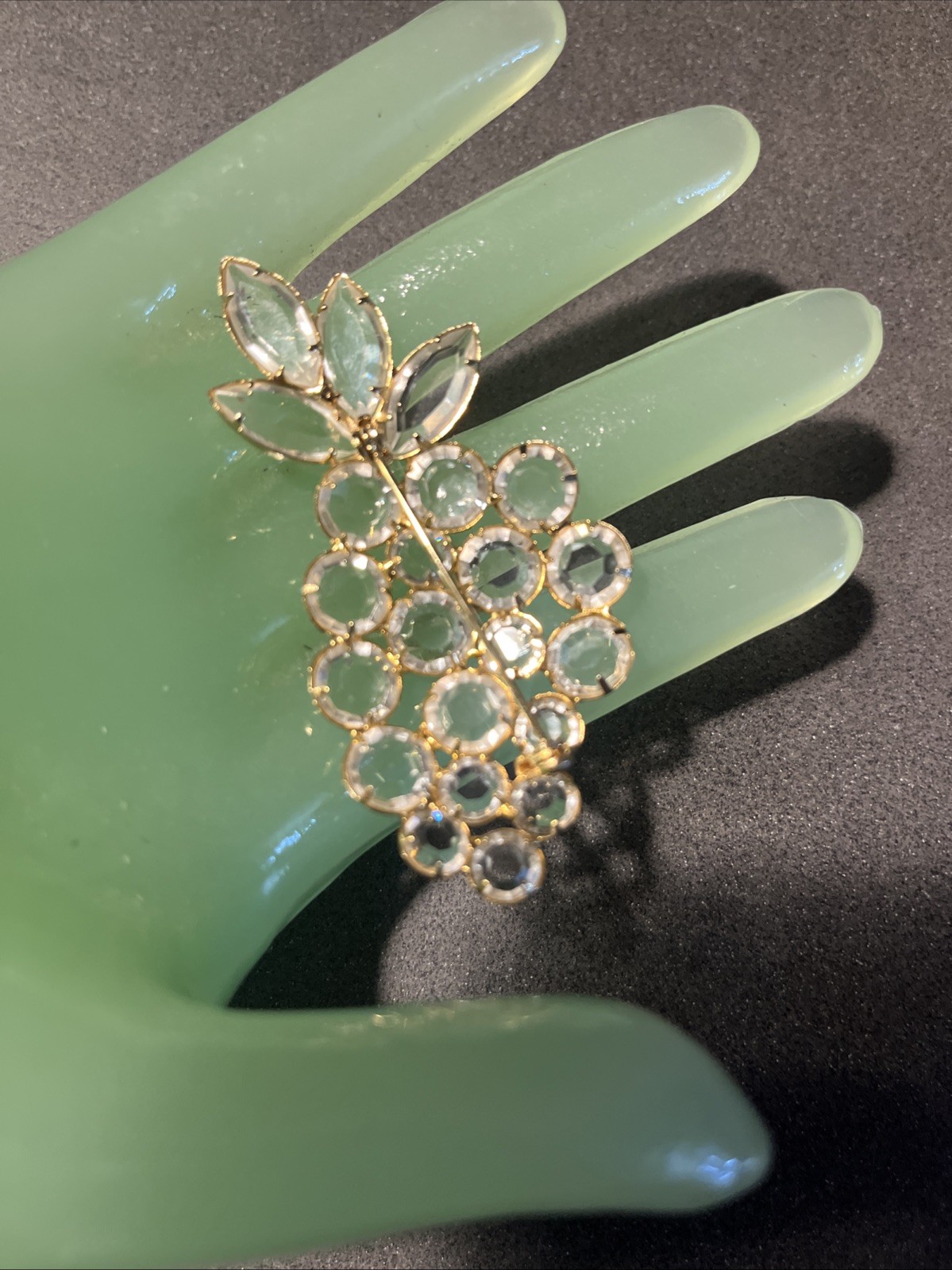 FABULOUS VINTAGE SEE THRU CRYSTALS BUNCH OF GRAPES PIN BROOCH GOLD TONE Prongset
