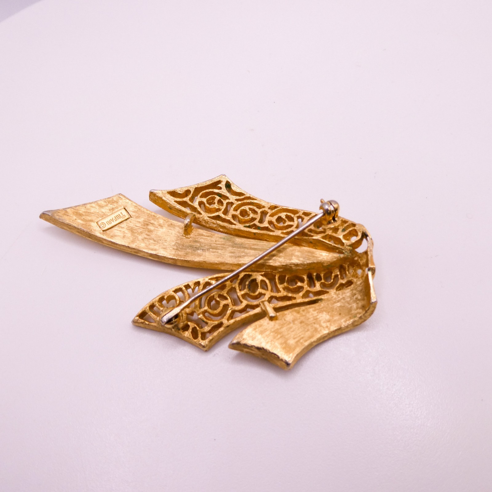 Crown Trifari Swirl Ribbon Textured Brushed Goldtone 2.75″ Openwork Brooch Pin