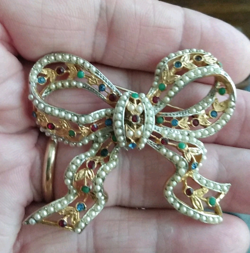 Vintage SIGNED RARE CASTLECLIFF Christmas Ribbon Bow Rhinestone & Faux Pearl Pin