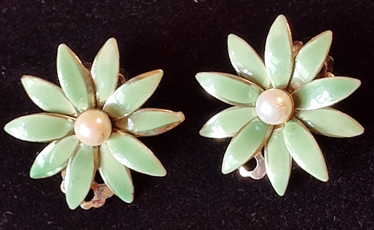 VTG Retro 1″ Enameled Green Daisy Clip On Earrings Gold Tone Trim Faux Pearl