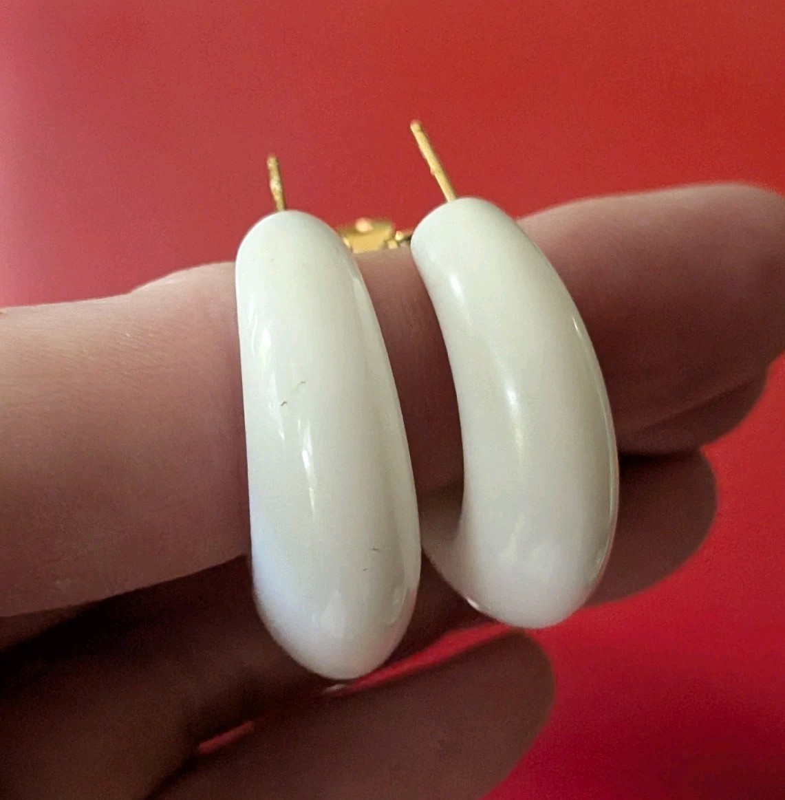 Vintage Classic TRIFARI Acrylic WHITE Hoop Gold Tone 1 ¼” Pierced Post Earrings