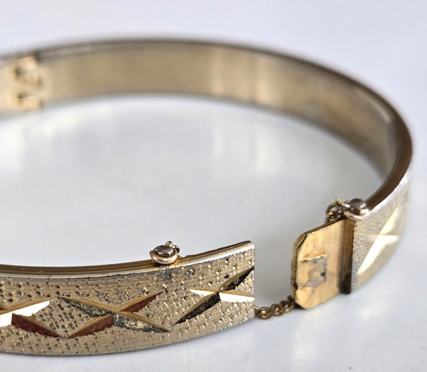 Vintage Diamond Cut Star Gold Tone Hinged Bangle Bracelet 7.25″ w/ Safety Chain