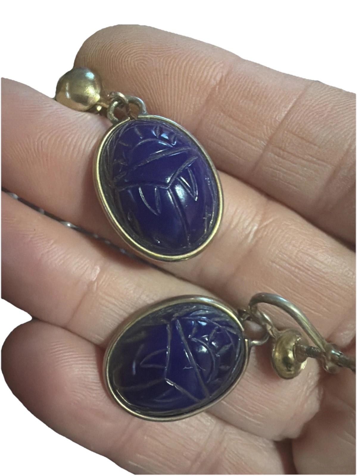 Stunning Vintage Gold Tone Dark Blue Scarab Oval Hinged Screw Back Earrings