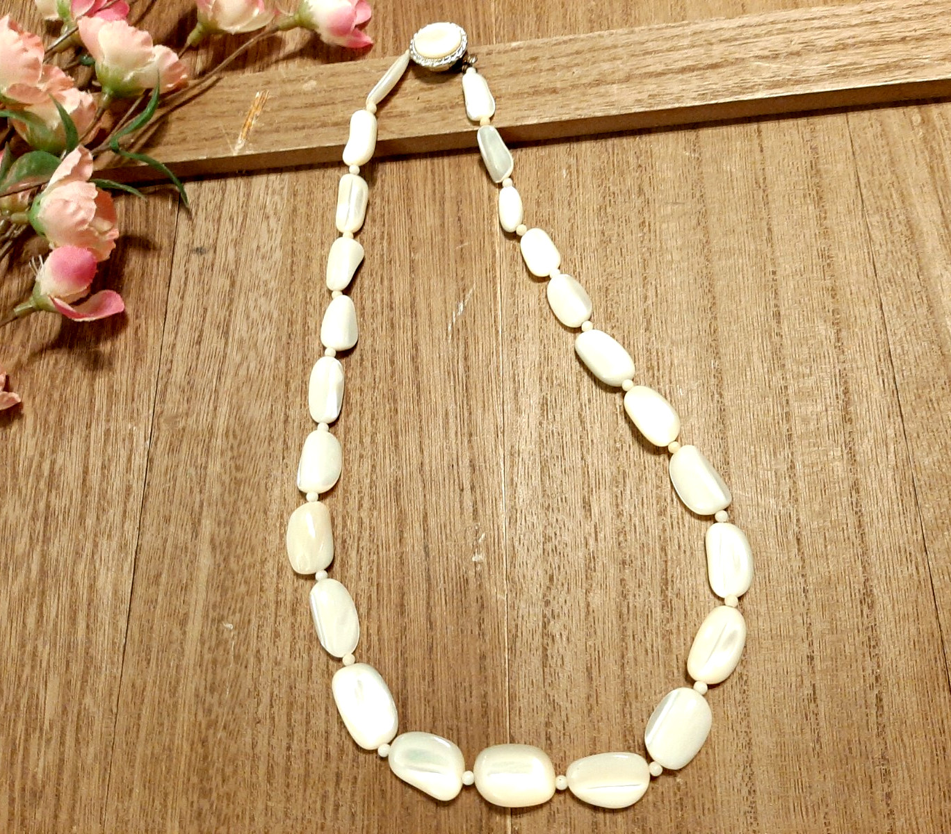 VINTAGE MOTHER OF PEARL FLAT BEADED NECKLACE Japan 21″ ( Box Tab Clasp)