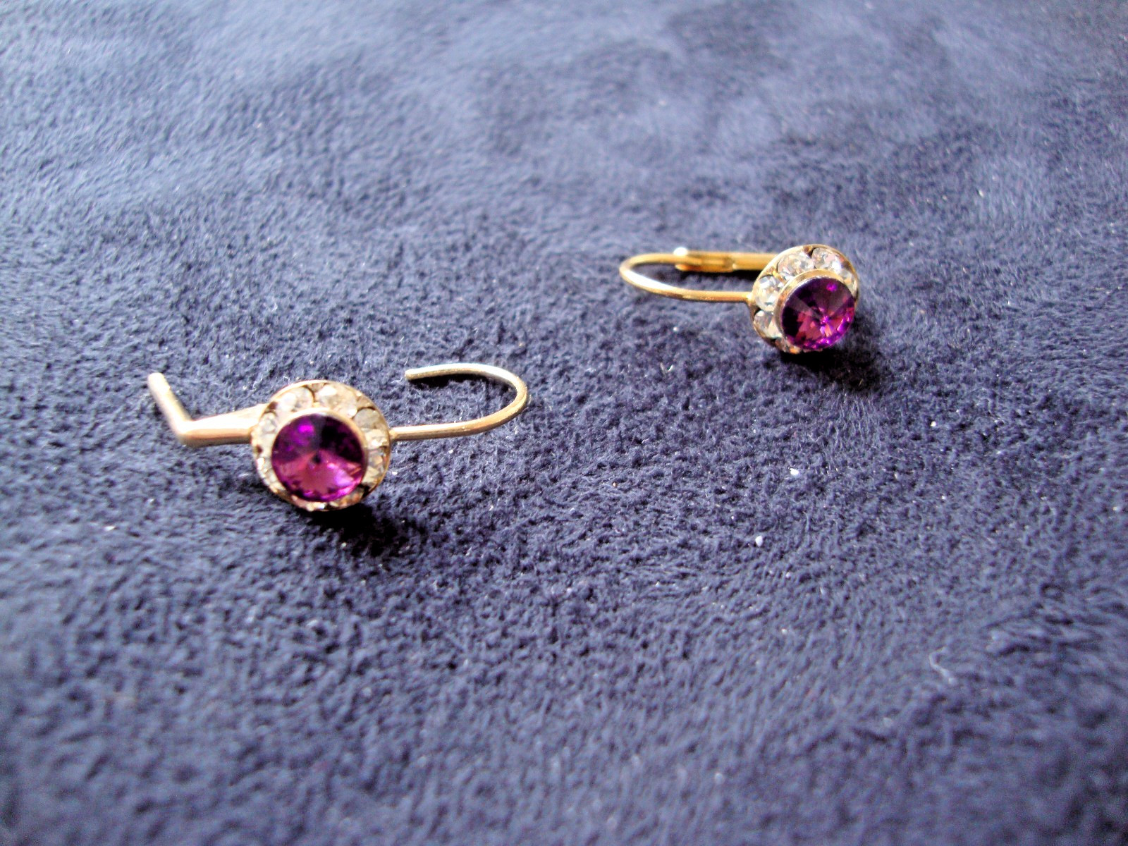 VINTAGE PETITE AUSTRIAN CRYSTAL PURPLE & CLEAR CLUSTER DROP GOLD TONE EARRINGS
