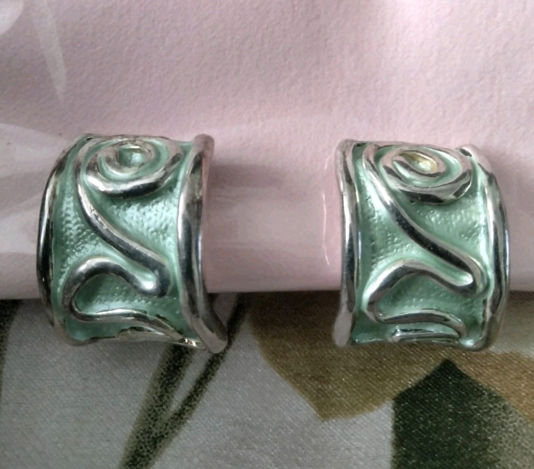 VTG 80s Lime Green Enamel & Goldtone Wide Ribbon Clip On Earrings 1″