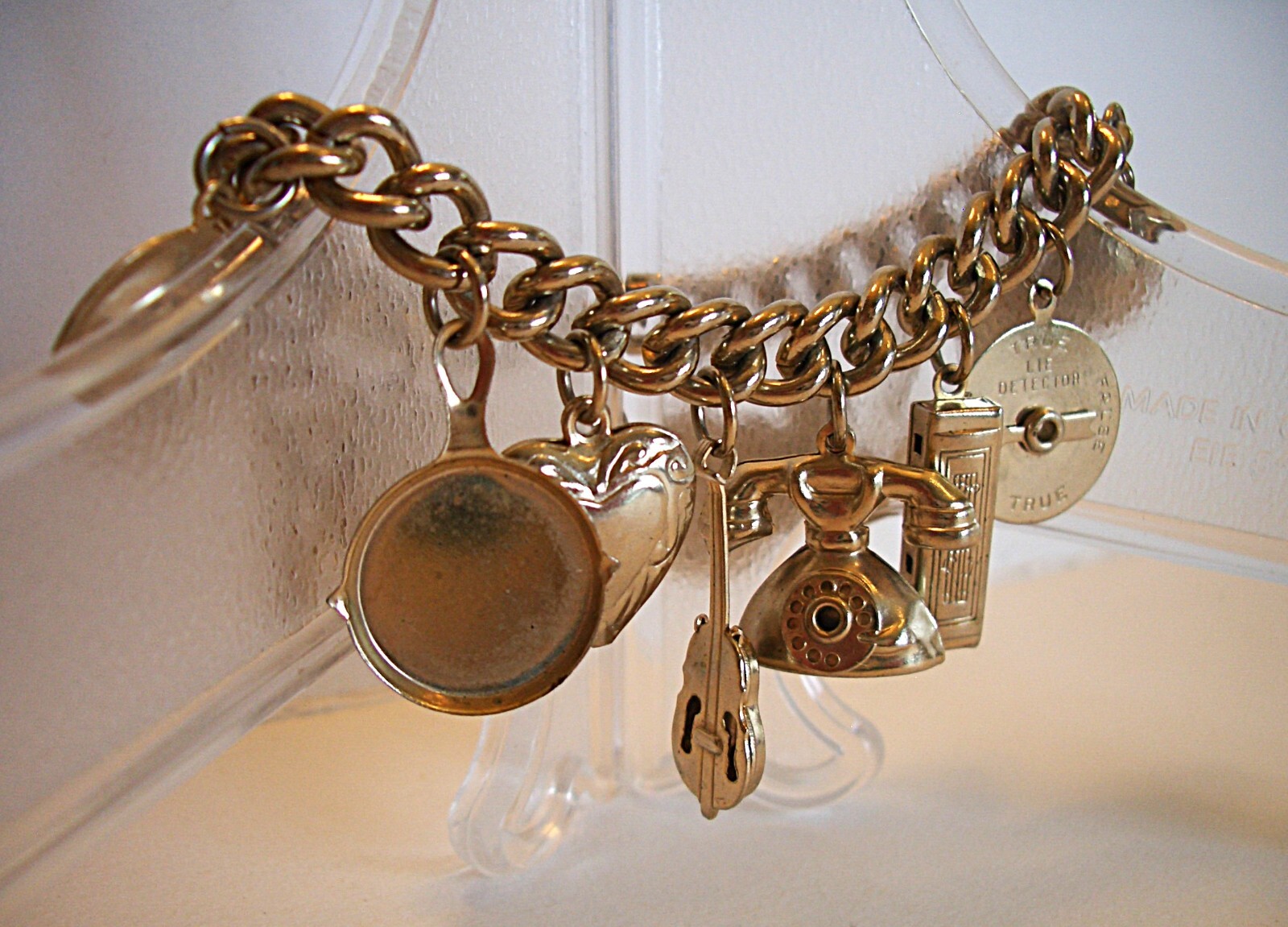 Vtg ’50s Gold Tone 15 Charms 7″ Bracelet Heavy Curb Link Chain Includes Ashtray
