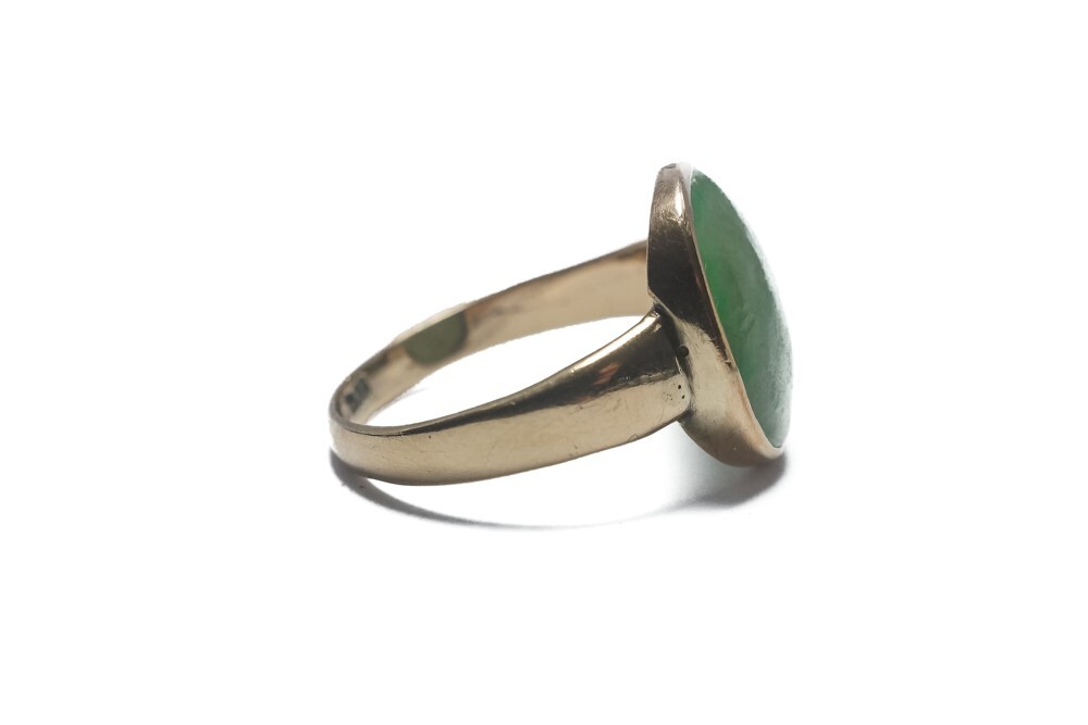 BEAUTIFUL EARLY ANTIQUE 9 CARAT GOLD JADE / JADEITE CABOCHON RING c1800’S