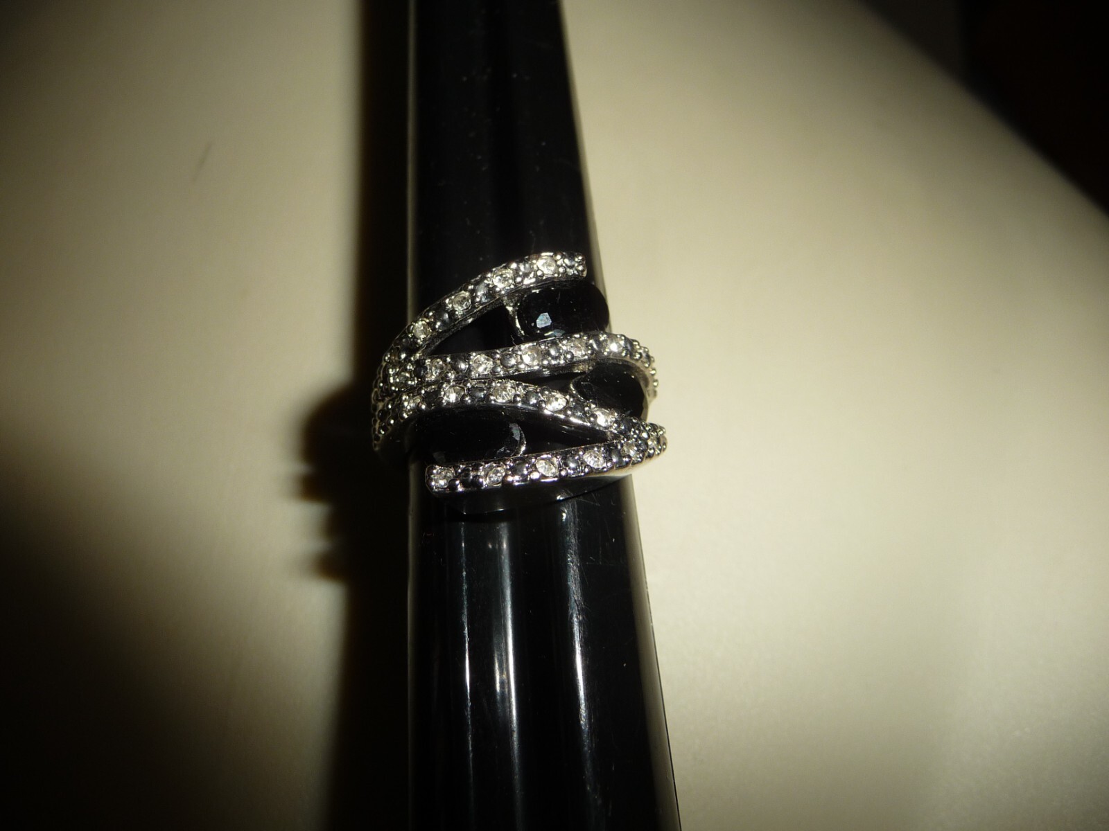 FAUX DIAMONDS & BLACK STONES SILVER TONE Sz 7 3/4″ W #19/11AG